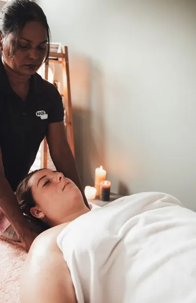 Sharita Kandhai in haar massagepraktijk aan het werk