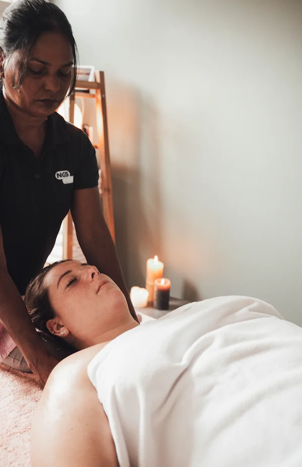 Sharita Kandhai van Solanya Massage geeft klant een hoofdmassage