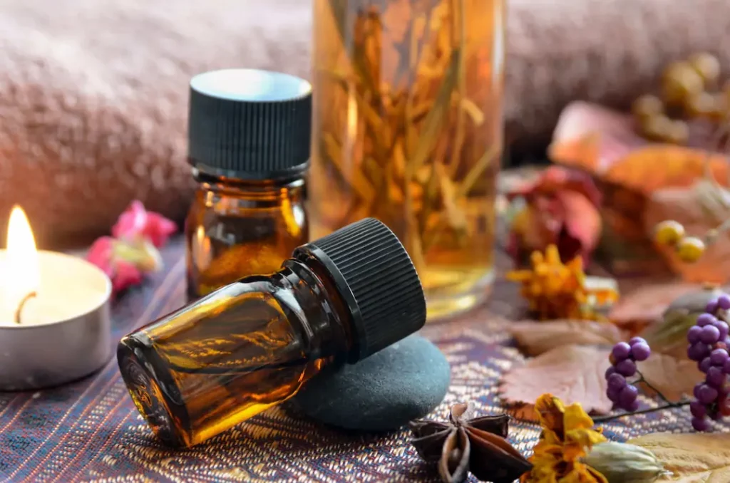 Flesjes essentiële olie en een kaarsje voor de aromatherapie massage